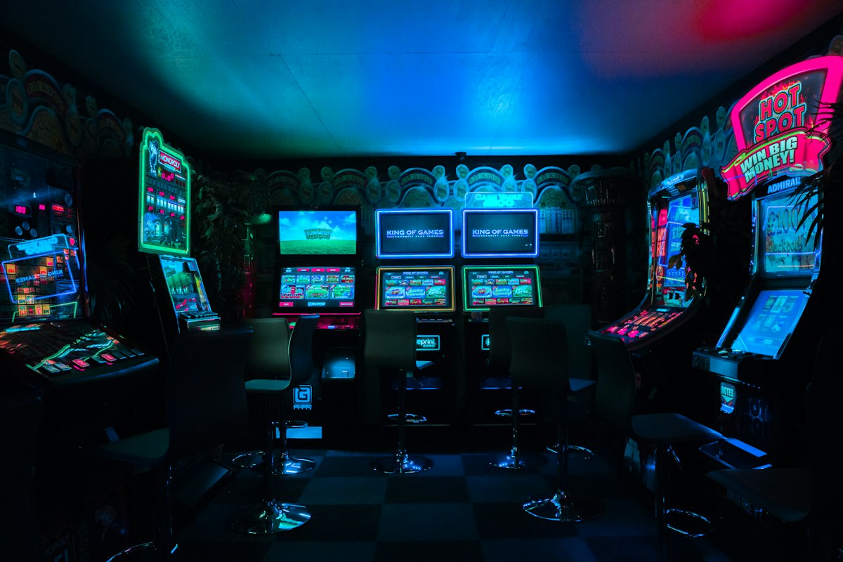 Deretan mesin permainan dalam ruang hiburan